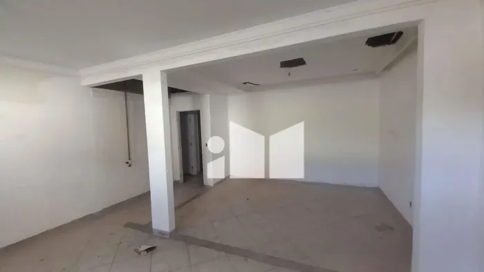 Galpão na Glória com 600 metros de área livre.