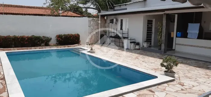 # Vende-se casa com piscina , 03 quartos , sendo 01 suíte com cloused , jardim de inverno 