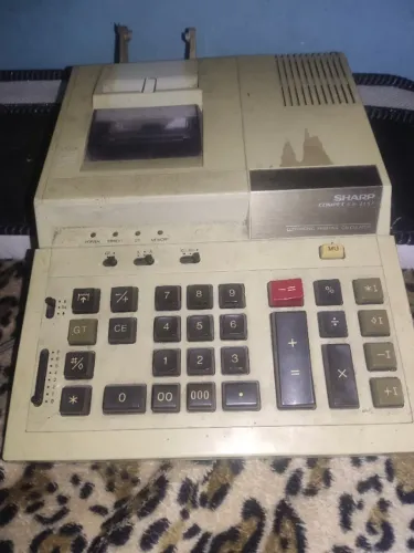 Máquina calculadora antiga Sharp Compet CS 2157