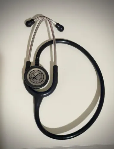 Estetoscópio 3M Littmann Classic II, usado com extremo cuidado.