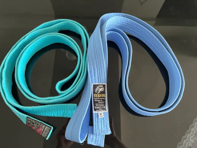 Faixas judô e jiu jitsu azuis