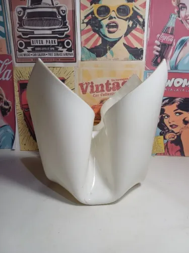 Vaso decorativo em plastico duro com design sofisticado 25cm