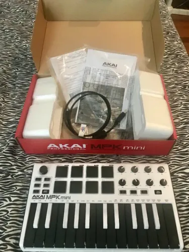 Akai MKP Mini Special Edition - controlador MIDI / teclado