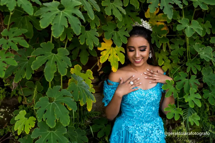 Vestido de 15 Anos Azul Princesa em Tule Brilhante com Corpet Bordado à Mão 