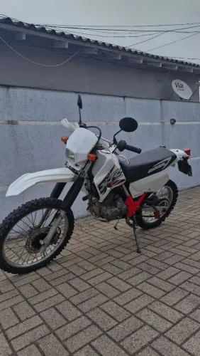 XR200 2002 de rua.