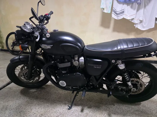 Triumph Bonneville T120 Black