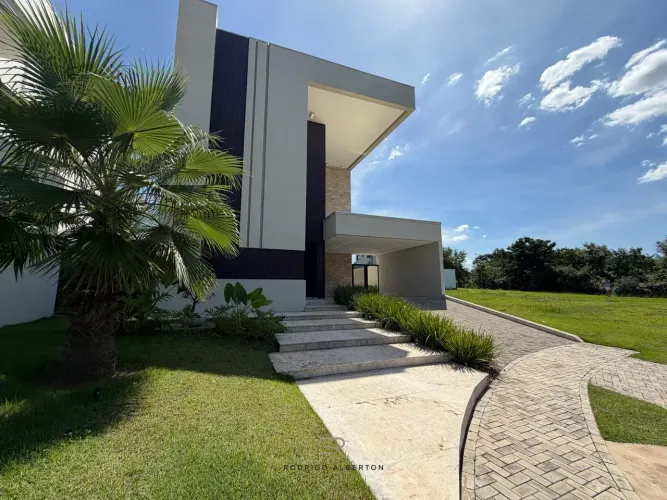 Sobrado novo com 4 Suítes, ambientes integrados, próximo a área verde.