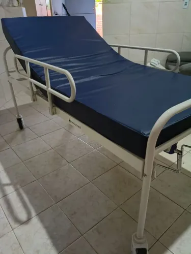 Vendo uma Cama hospitalar Dellamed com colchão semi nova.