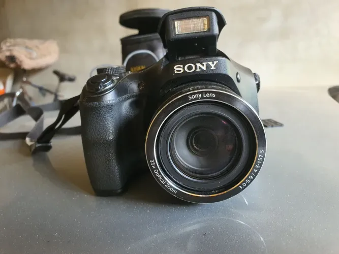 Máquina fotográfica Sony. Modelo DSC-H300