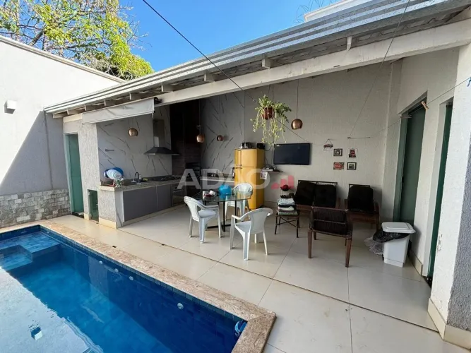 Sobrado com 4 quartos, piscina e 296 m² no Jardim Atlântico