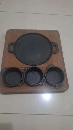 Chapa de madeira com suporte pra molho