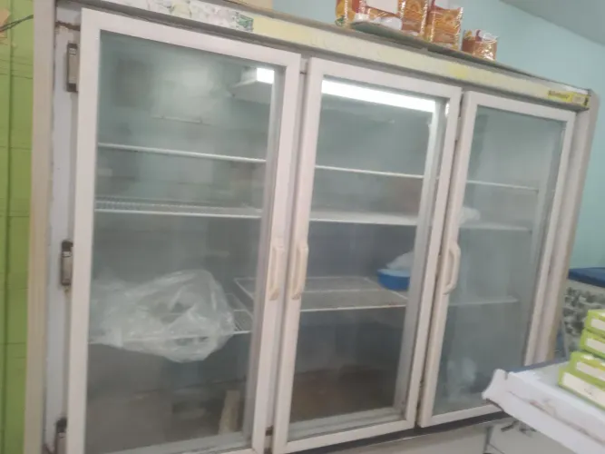 Vendo expositor de 3 portas gelando bem