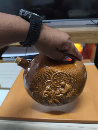 Garrafa de cerâmica esmaltada.