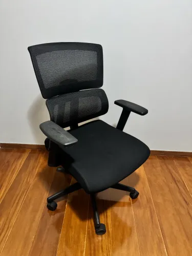 Cadeira de Escritório Ergonômica Giratória (Mesh)