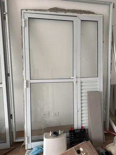 Porta de aluminio branco (sacada e lavandería)