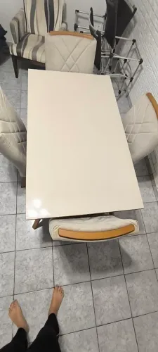 Mesa com 4 cadeiras com apenas 1 ano de uso