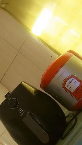 Vendo uma aifrair e uma panela de fazer arroz