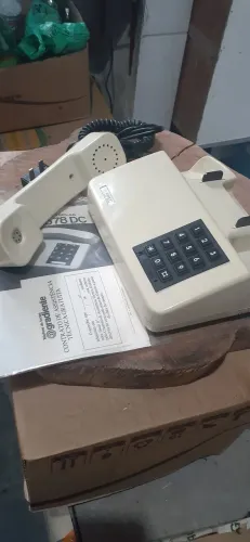 Telefone  fixo de teclas.