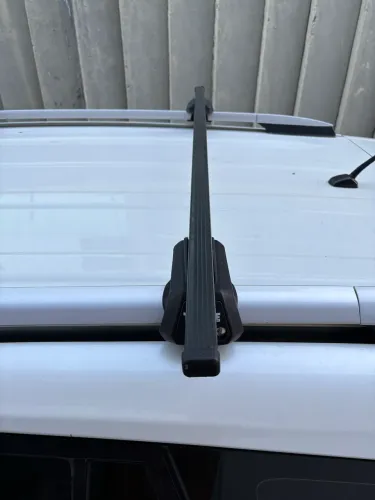 Rack de teto THULE, serve para carros com longarina lateral.