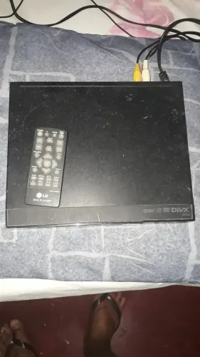Vendo um dvd de marca LG com controle remoto funcionando normalmente 