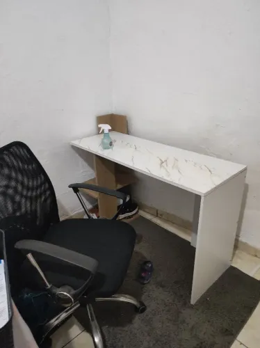 Mesa de estudo com cadeira