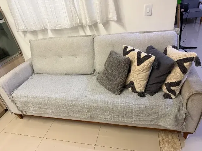 Sofá 3 lugares estilo retrô tecido linho