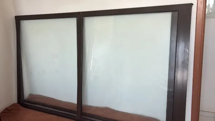 Porta de vidro com com 02 folhas, de aluminio cromado.