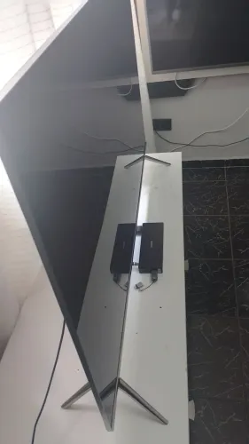 Vendo tv smart 4k Samsung 49 polegadas com wi-fi ela tem uma mancha branca