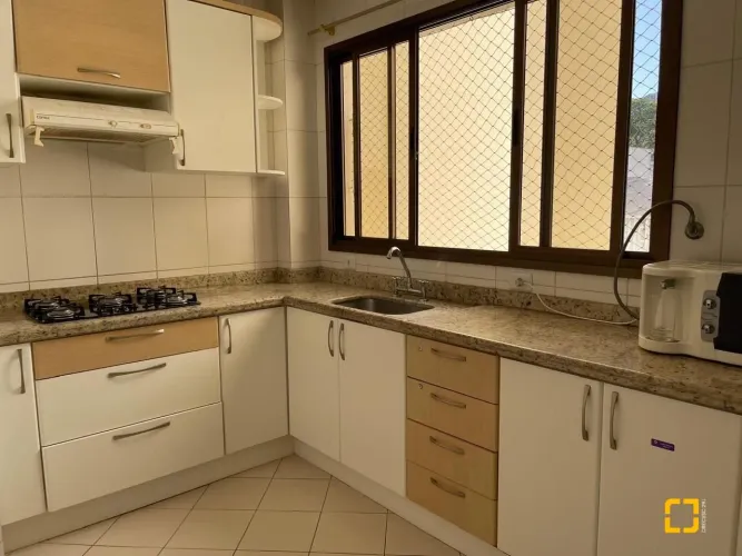 Apartamento com 3 dormitórios (suíte), sacada, armários, 1 vaga - Centro/Fpolis-SC