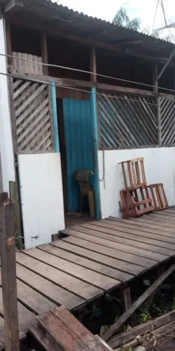 Vende-se terreno com casa de madeira