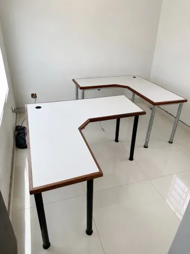 Par de mesas em L de escritório excelente qualidade 