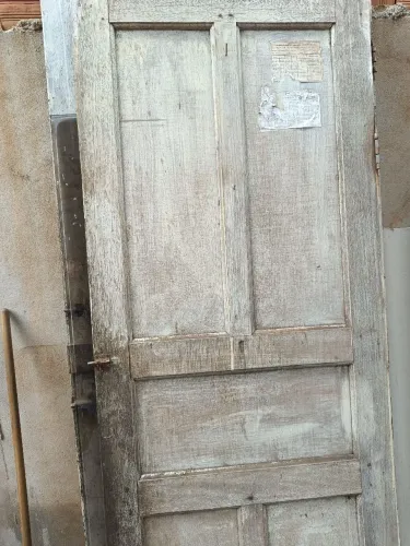 Porta de madeira maciça usada