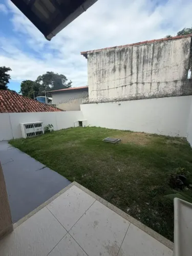 CASA EM CONDOMÍNIO FECHADO COM QUINTAL ESPETACULAR EM MACAÉ