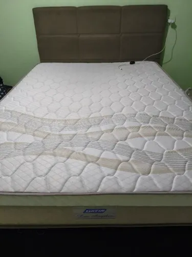VENDO CAMA BOX DE CASAL COM CABECEIRA SEMI NOVA MENOS DE 1 MÊS DE USO!