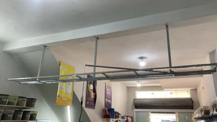 PRATELEIRAS DE TETO ARAMADOS