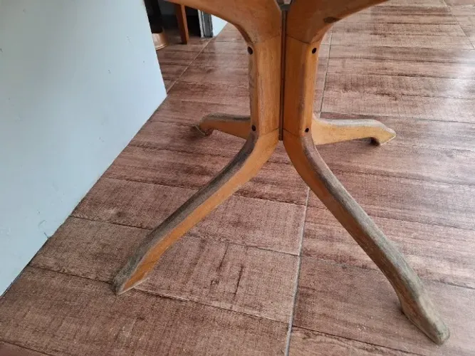 Mesa de centro em madeira com tampo de vidro