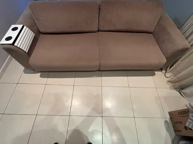 Sofá moderno. Semi novo.