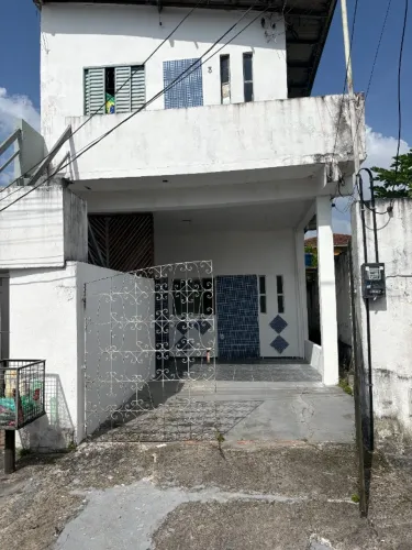 Casa para aluguel no Conjunto Maguary - 2 quartos, 2 banheiros e garagem