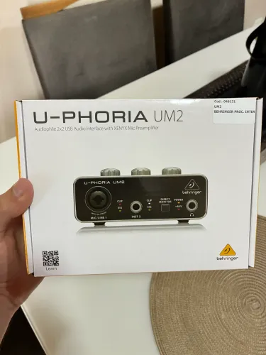 Placa de áudio behringer um2 ?zerada na caixa?