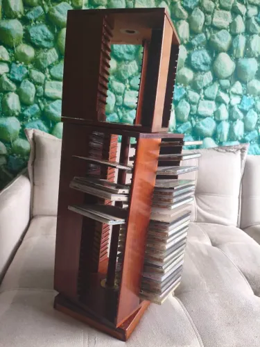 Porta cds, em mogno, usado comporta 100 cds, bom estado