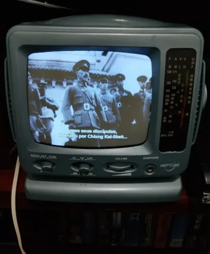 Tv antiga para enfeite com mal funcionamento 