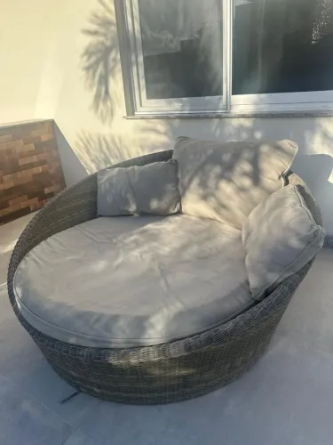 chaise / daybed redonda em fibra sintética trançada, com colchonete e almofadas
