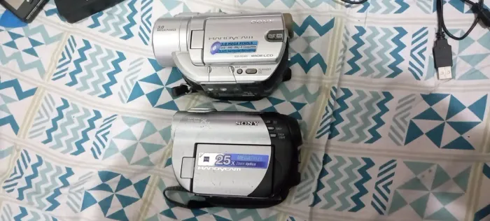 Lote 2 filmadoras digitais Sony, anos 2000 (handycam dvd405 e dvd308) sem bateria e fonte!