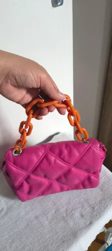 Bolsa rosa com detalhes em laranja