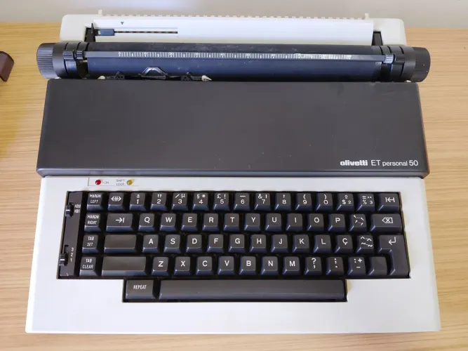 Máquina de escrever Olivetti Personal-50