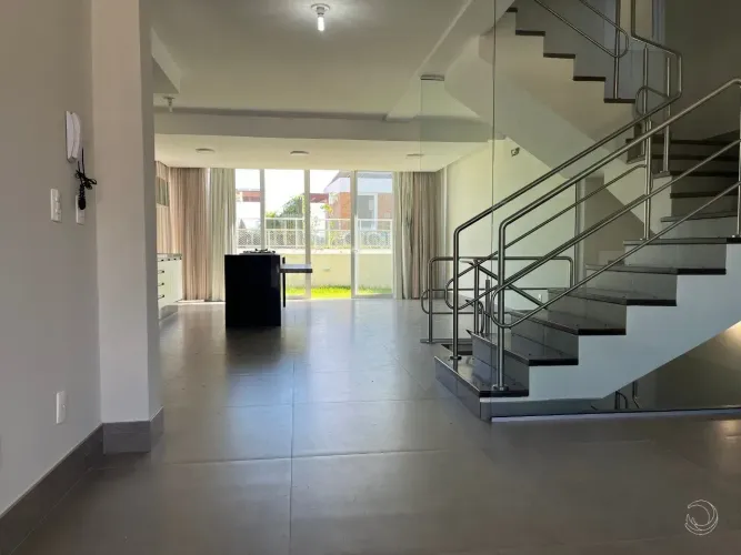 Casa de condomínio para venda tem 263 metros quadrados com 3 SUÍTES em Cacupé - Florianópo