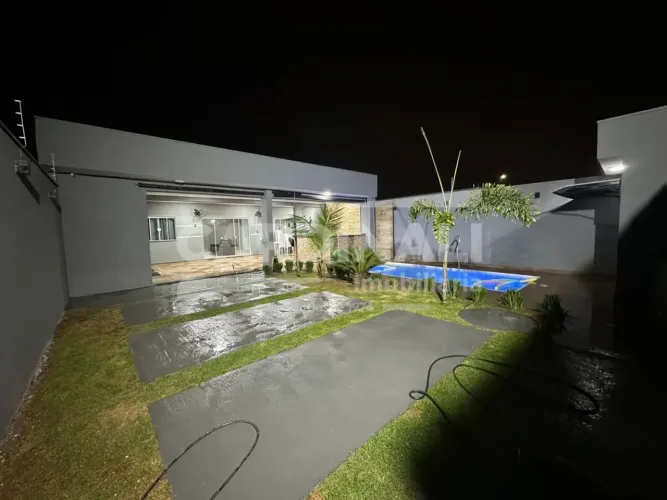 Casa com piscina, quintal amplo e área de lazer completa