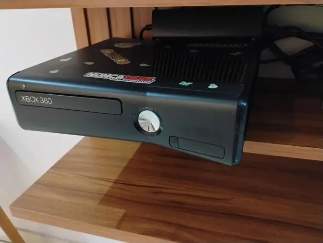 Xbox 360 slim desbloqueado + 2 controles + HD 1TB com jogos