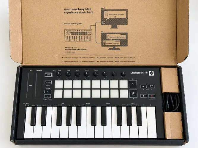 Novation Launchkey Mini MK3 Controlador MIDI 25 Teclas + Caixa Original