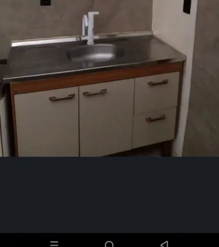 Balcão de cozinha com pia inox.